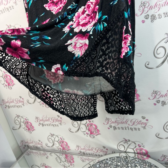 Ricki’s tshirt crochet back ink blue white Floral Black Top with Lace Trim - Picture 4 of 11